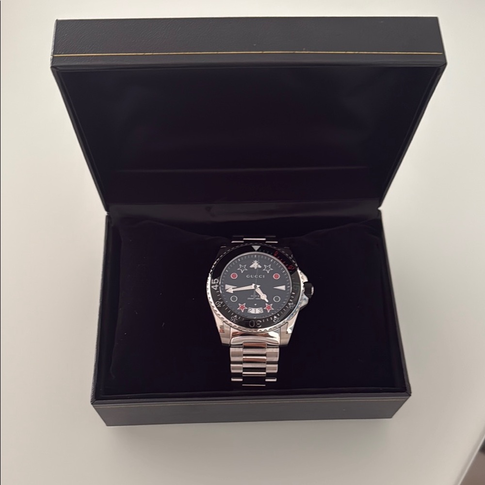 Gucci Dive Watch with Black Dial - Picture 3 of 5